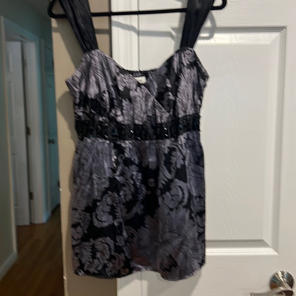 White House Black Market sleeveless blouse 100% silk Size M